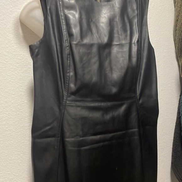 Calvin Klein - Picture 2 of 11